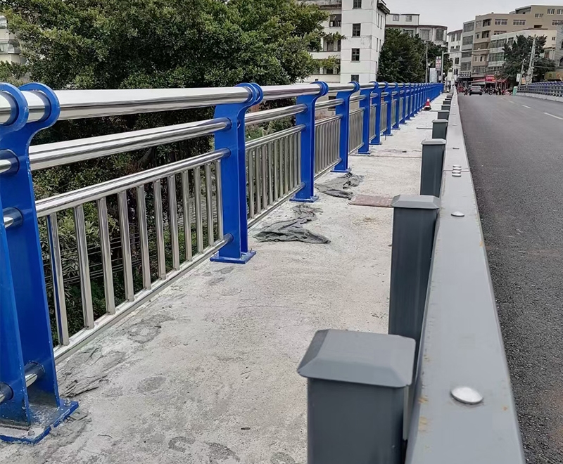 不銹鋼復(fù)合管護(hù)欄